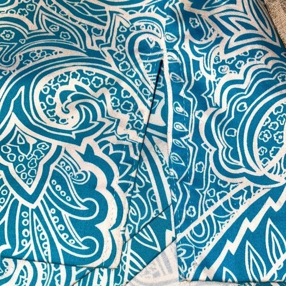 Skort teal and white contemporary print. Belt loops and front pockets size 10P
C - Picture 13 of 15
